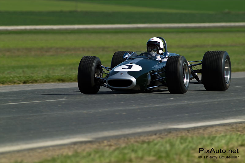 Monoplace Brabham BT23 sur le circuit de gueux