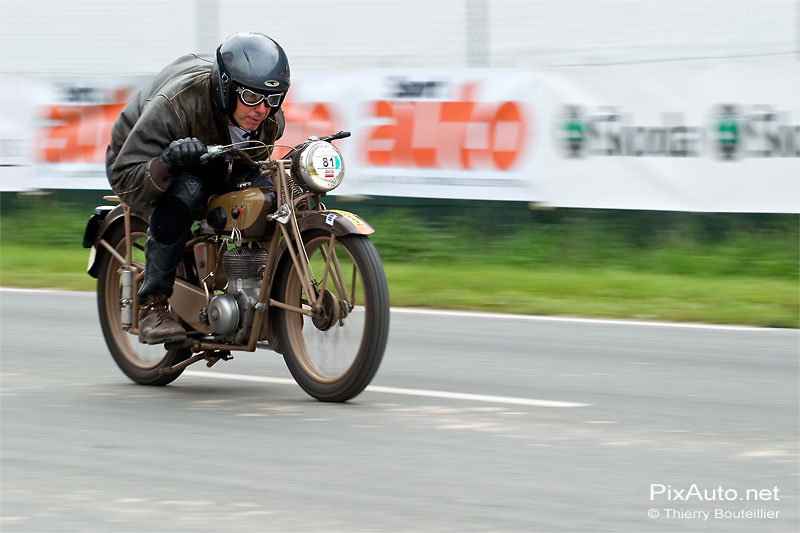 Motobecane D455 sur le circuit de gueux