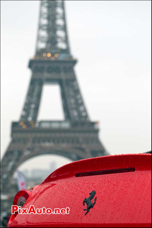 Ferrari 599GTO devant la tour eiffel