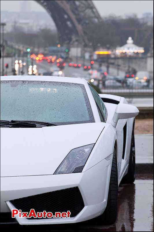 Lamborghini Gallardo devant la tour eiffel.