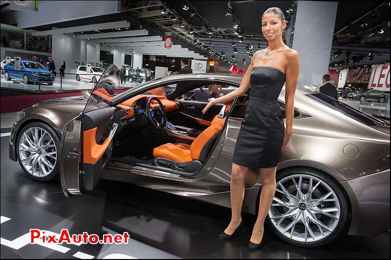 concept-car Lexus LF-CC et hotesse mondial automobile 2012