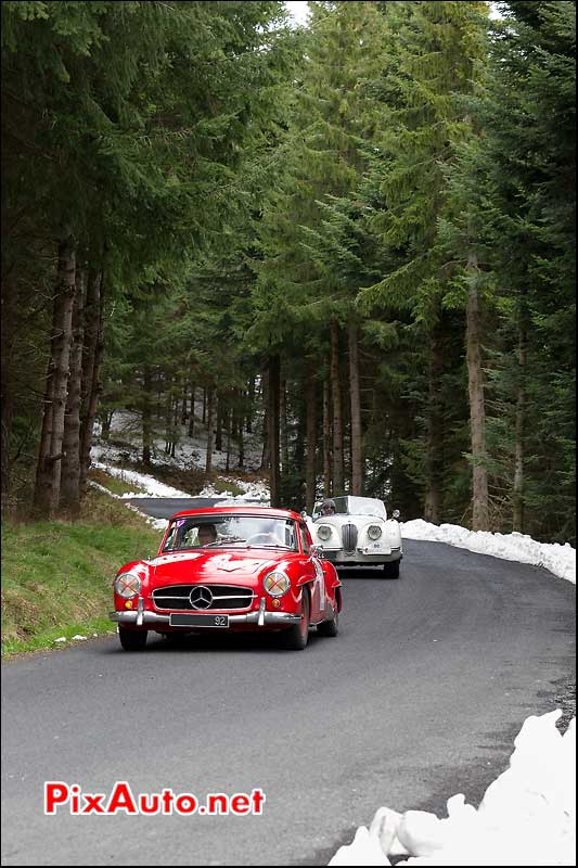 mercedes-benz 190sl petite route forestiere enneigee