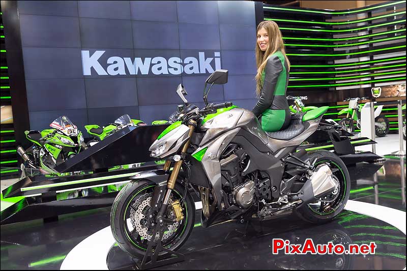 Nouvelle Kawasaki Z1000 et hotesse, salon-de-la-moto Paris