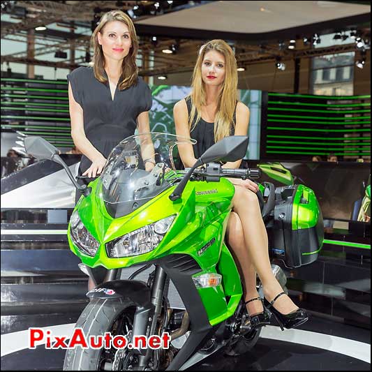 Nouvelle Kawasaki Z1000sx et hotesses, salon-de-la-moto Paris