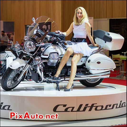 Moto Guzzi California Touring et hotesse, salon-de-la-moto Paris