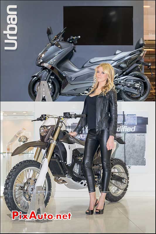 Concept Yamaha Tcross et hotesse Salon-de-la-moto, Paris 2013