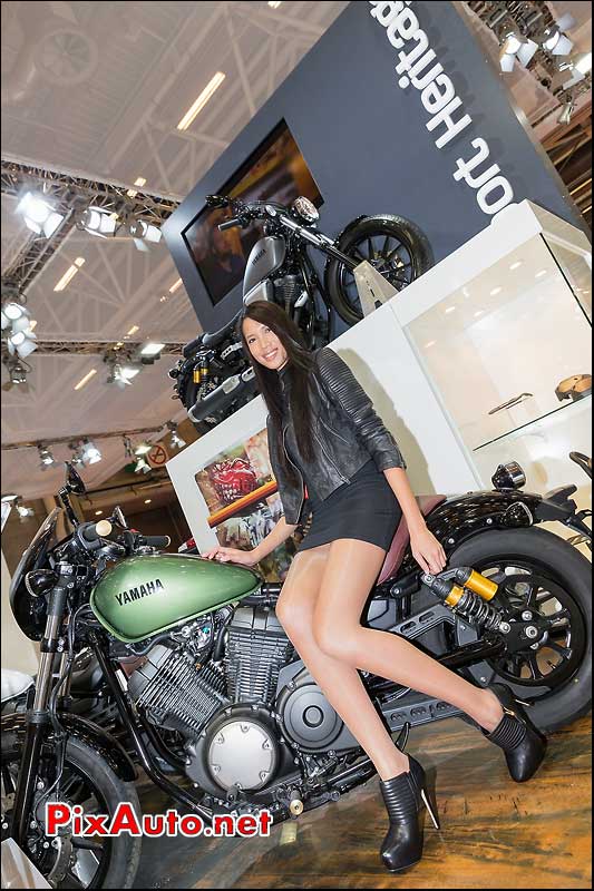 Yamaha XV950 et hotesse, Salon-de-la-moto Paris 2013