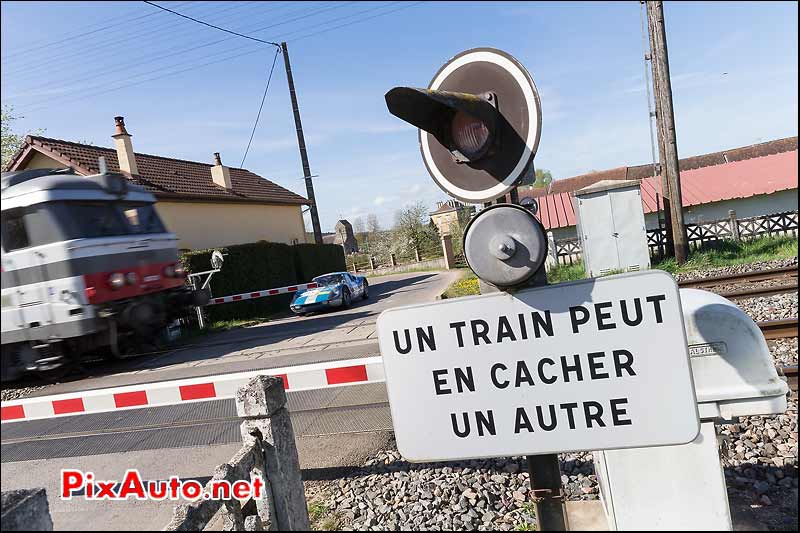 Un train peut en cacher un autre, Tour-Auto-Optic-2000 