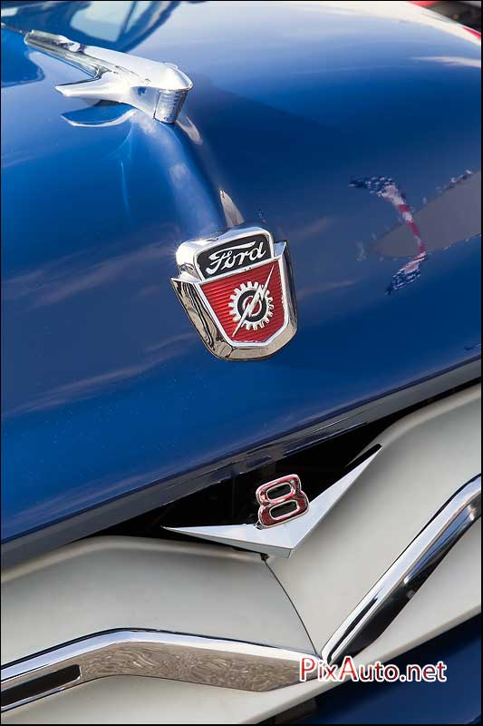 Parking Salon Automedon, Mascotte Ford V8