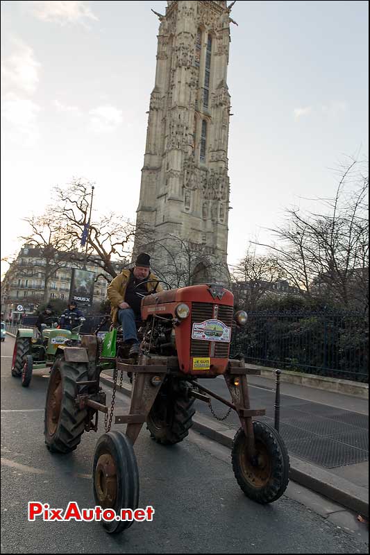 Traversee de Paris, Tracteur MF Rue de Rivoli