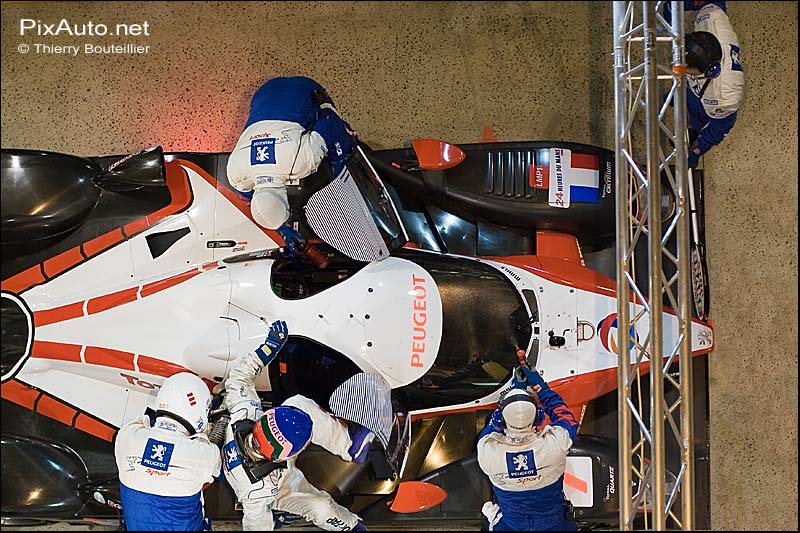 Peugeot 908 aux stands 24 heures du mans