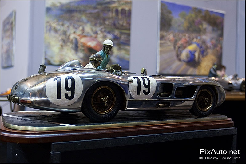 Sculpture Mercedes-Benz Juan Manuel Fangio.