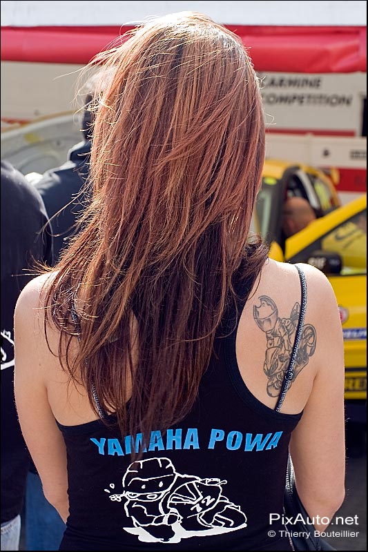 Tatouage moto sur l'epaule feminine