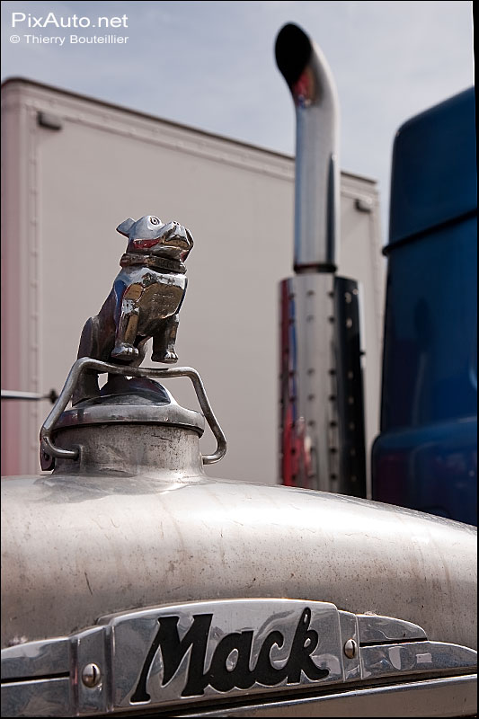 Mascotte camion Mack la Locomotion en fete