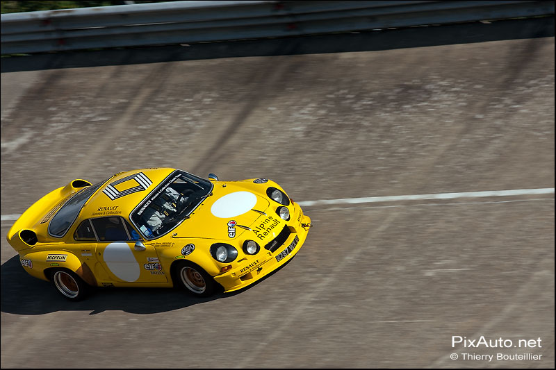 Alpine Renault A110 sur l'anneau de montlhery