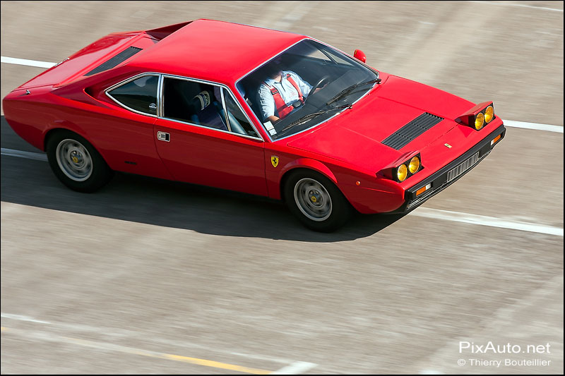 Ferrari Dino 308 GT4 sur circuit de montlhery