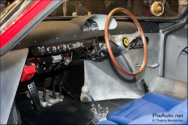 Poste de pilotage Ferrari 250 LM.
