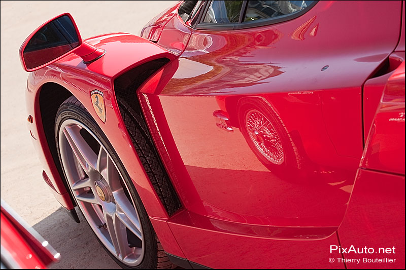 Reflet sur Ferrari Enzo, tour auto optic 2000