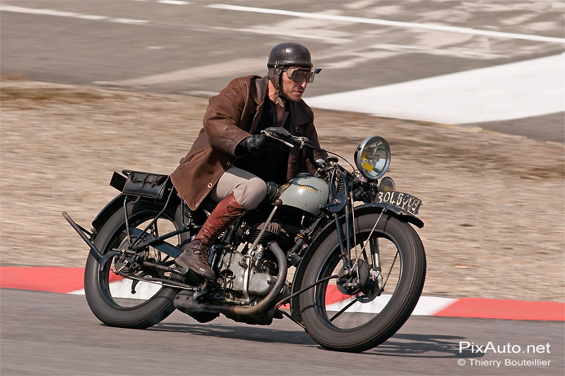 Moto Peugeot sur l'anneau de linas montlhery