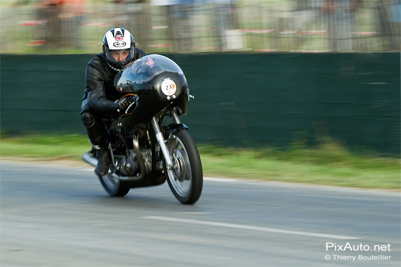 Moto Triton T 120 sur le circuit de gueux