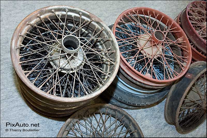 Roues à rayons voiture ancienne salon retromobile