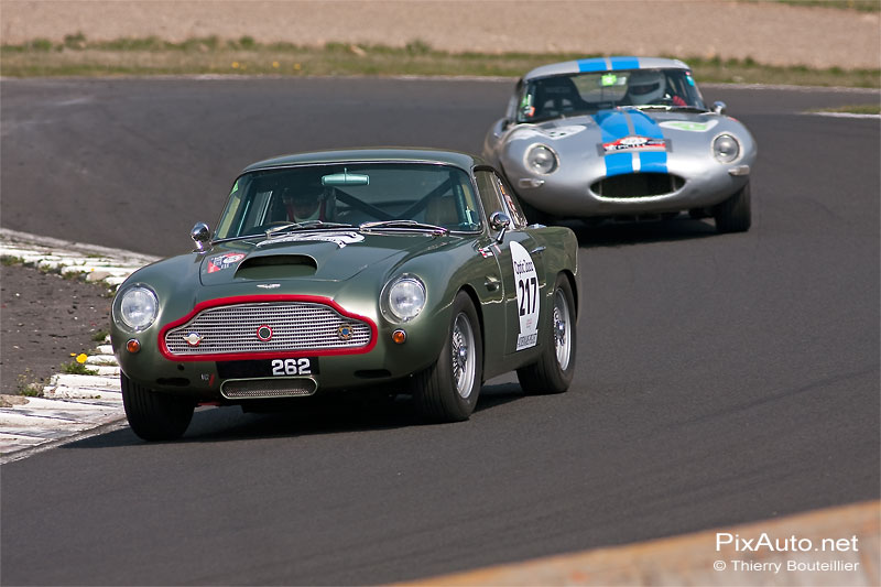 Aston Martin DB 4 GT et Jaguar Type E.