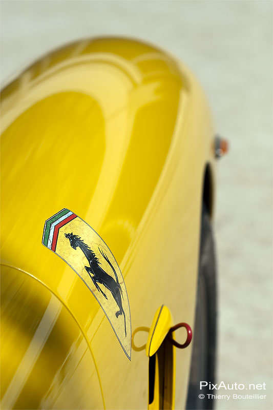 Blason Ferrari sur aile avant de 250GT SWB