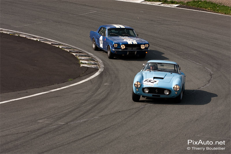 Ferrari 250 GT et Ford Mustang. 