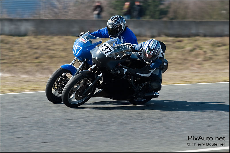 Ducati n°737 et Kawasaki n°117.