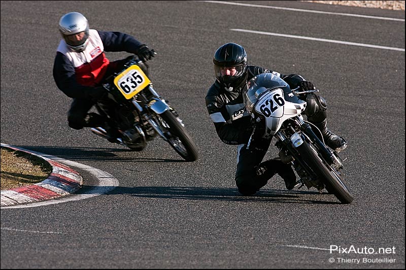 Moto Yamaha n°626 et concurent n°635.