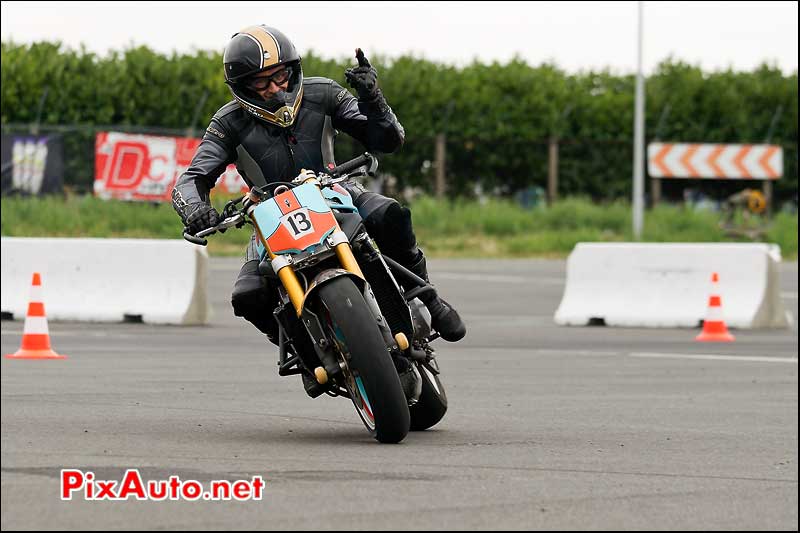 drift moto sur une base triumph autoworks festival