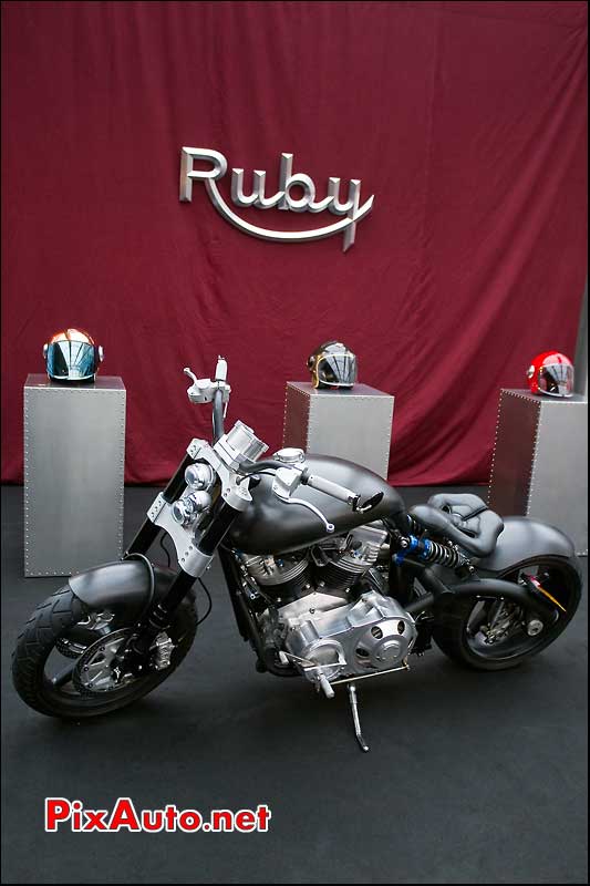 Présentation casque Ruby avec un café racer.