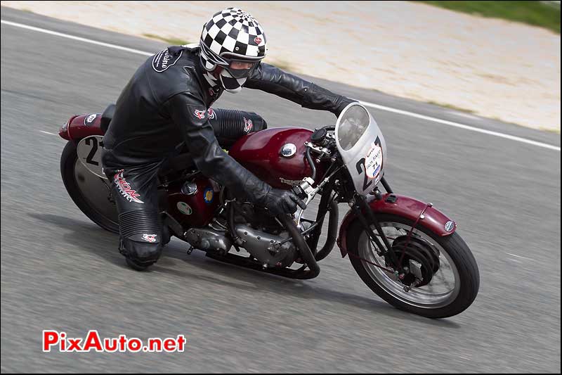 moto vintage triumph et casque ruby