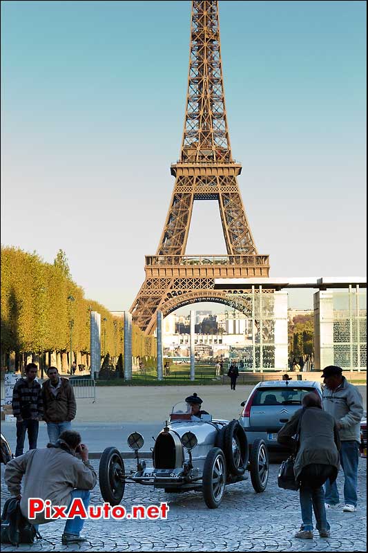 bugatti 35c devant la tour eiffel defile automedon