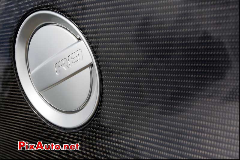 logo audi r8 sur trappe a essence 