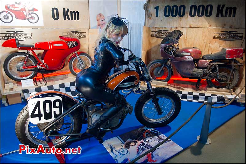 pin-up sur harley-davidson dirt track