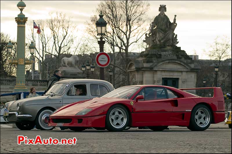 Ferrari F40 et Renault Dauphine traversee de paris