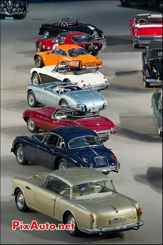 Présentation d'automobiles d'exception sous la verrière du Grand Palais.