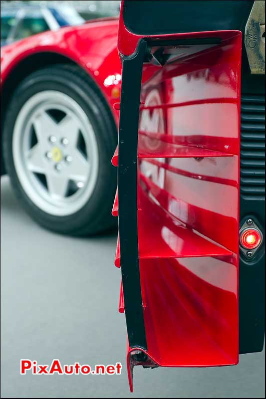 Détail d'une Ferrari Testarossa.