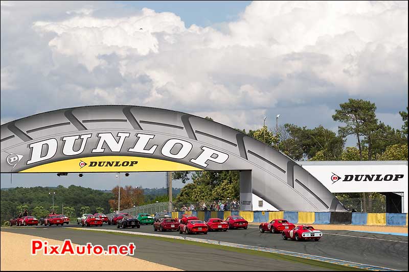 18 ferrari 250gto sous passerelle Dunlop du mans