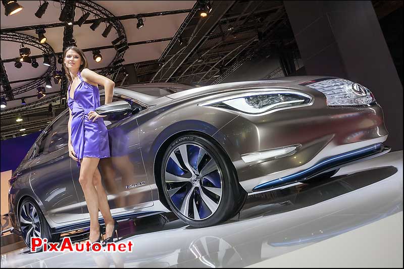 infiniti LE concept zero-emission et hotesse mondial automobile 2012