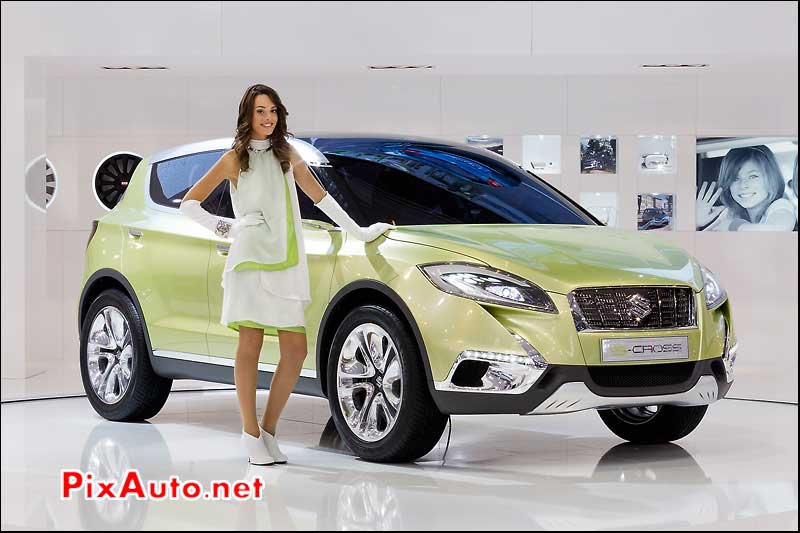 concept-car Suzuki s-Cross et hotesses mondial automobile 2012