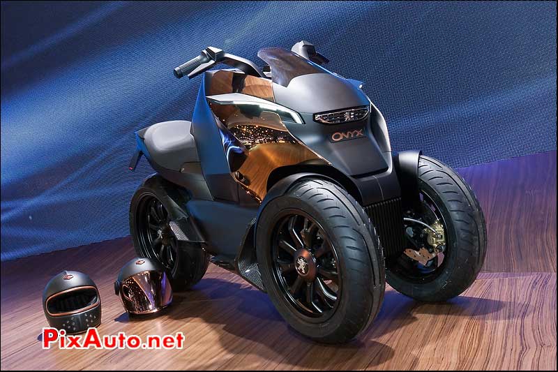 Prototype tricycle Peugeot Onyx et casque Ruby