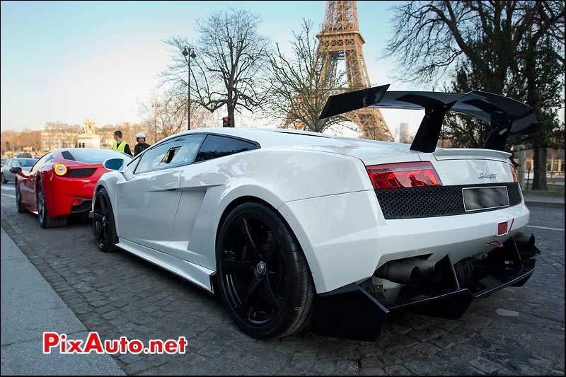 lamborghini aux pieds de la tour eiffel