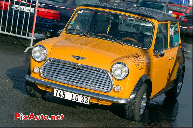 youngtimer austin mini parking salon automedon