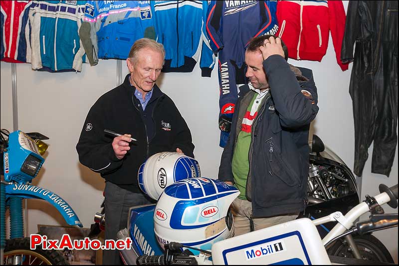 Jean-Claude Olivier dedicace son casque salon moto legende