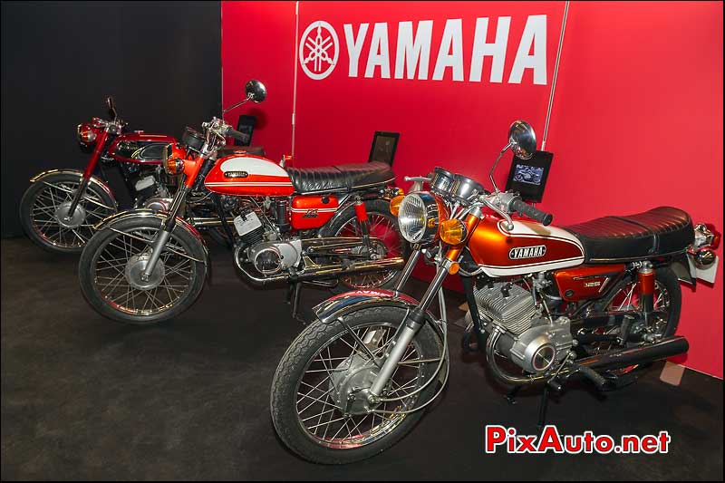 trois ancienne Yamaha 125 au salon moto legende