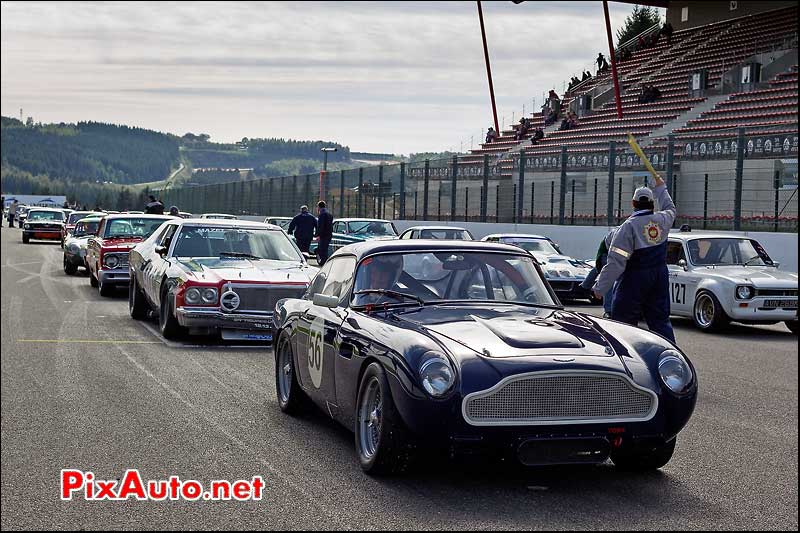 aston-martin db5 de 1965 grille de depart