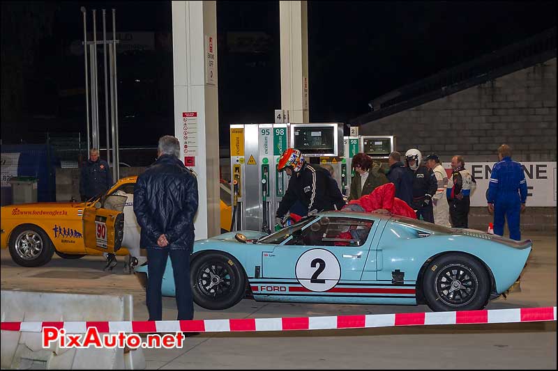 ravitaillement ford gt40 Shaun Lynn et Emanuele Pirro