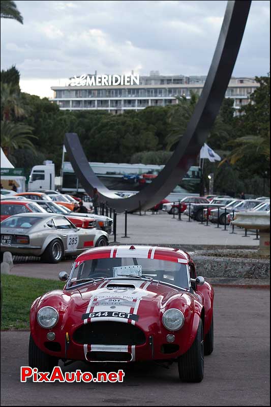 ac-cobra shaun lynn devant arc 115°5 Bernar Venet